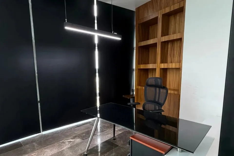 Oficina privada con libreros de madera