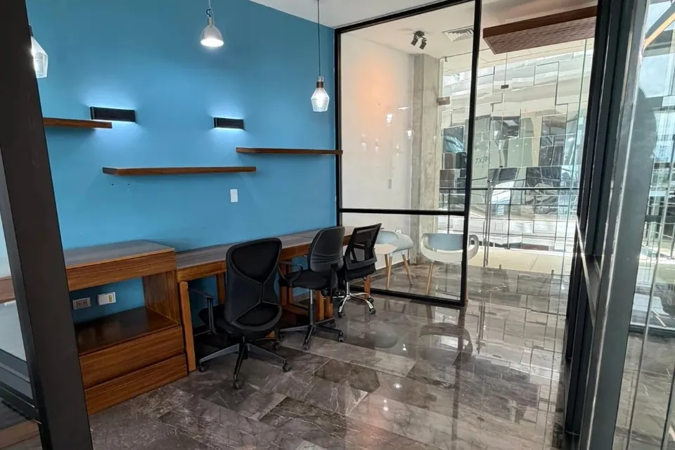 Área de trabajo con iluminación colgante