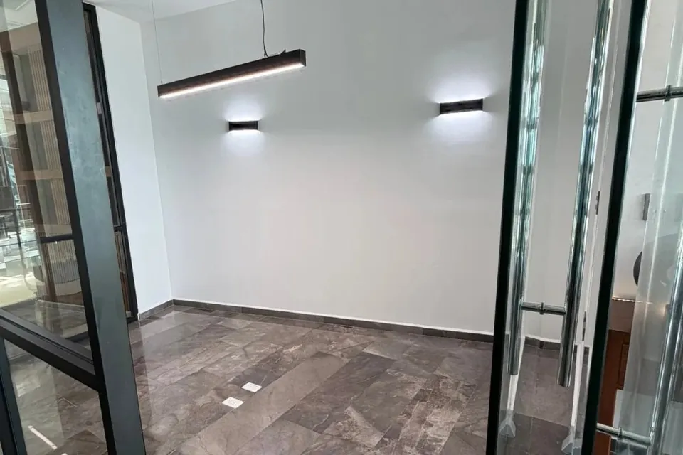 Oficina privada con piso de mármol
