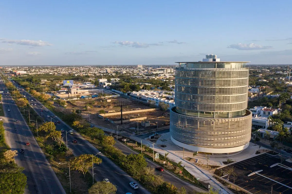 Vista aérea de la torre Orión Business Hub junto al Periférico de Mérida