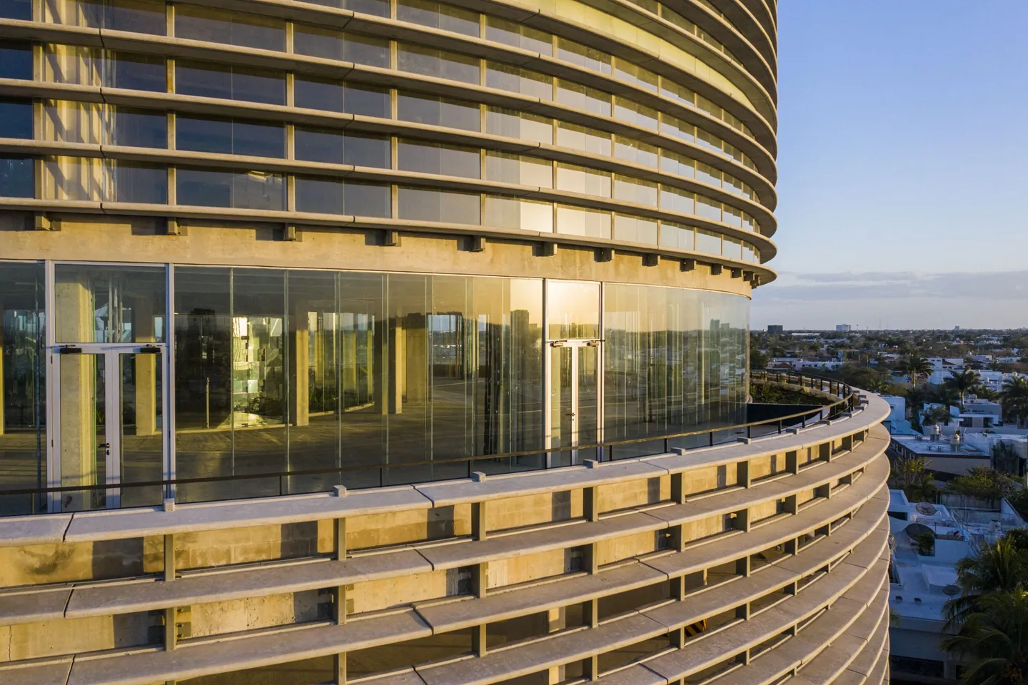 Fachada de la torre Orión Business Hub al atardecer